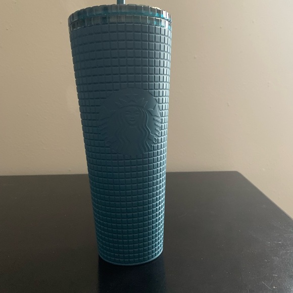NWT Starbucks Winter 2023 Navy Blue Soft Touch Grid Tumbler 24 oz - Picture 2 of 9